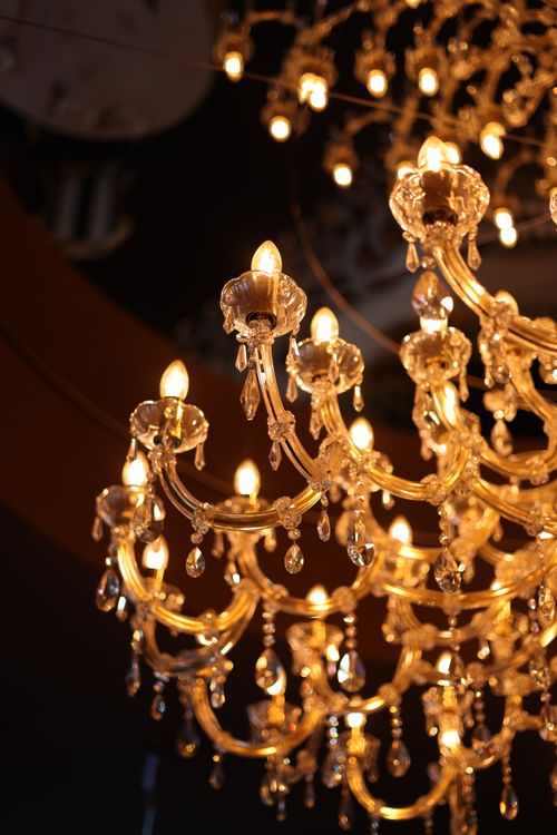 Free Elegant illuminated crystal chandelier with intricate design, perfect for luxurious interiors. Stock Photo