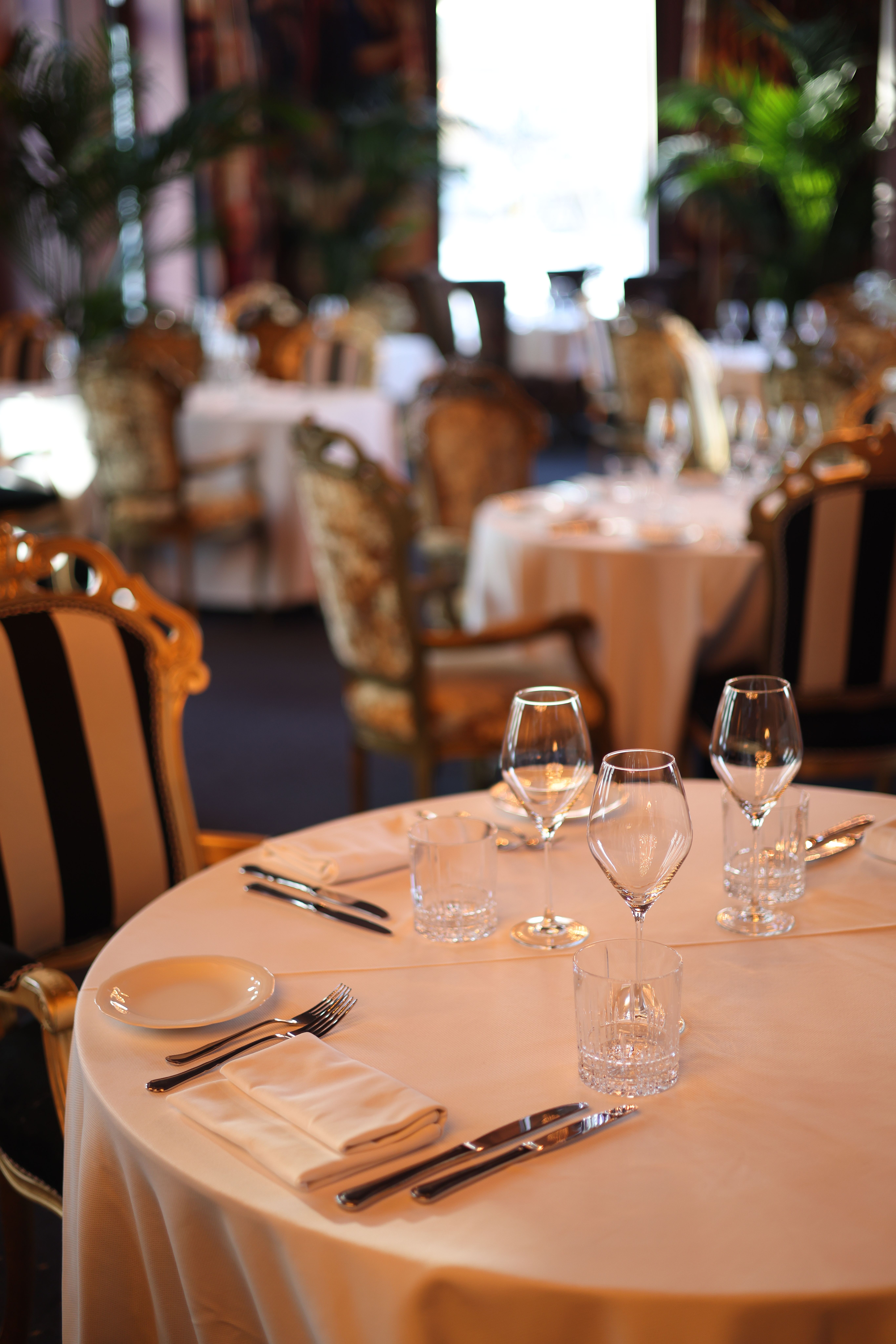 Table de restaurant gastronomique avec verrerie et couverts