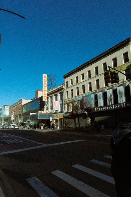 Foto profissional grátis de céu azul, faixa de pedestre, rua
