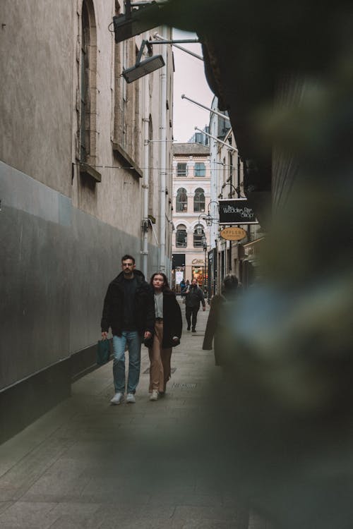 Fotobanka s bezplatnými fotkami na tému budova, bundy, chodník