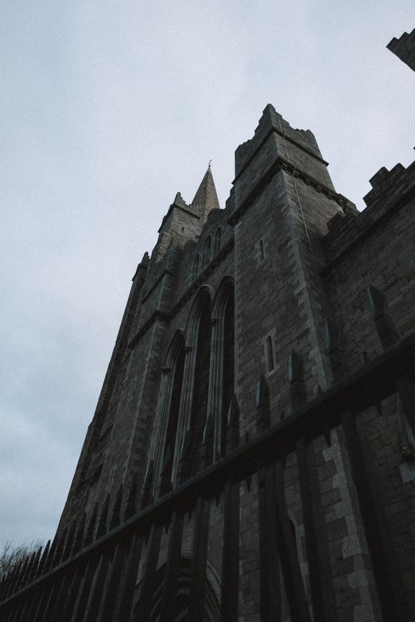 St. Patrick's Cathedral din Dublin, arhitectură gotică cu turnuri impunătoare