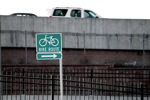 araç kullanmak, beton, bisiklet yolu içeren Ücretsiz stok fotoğraf