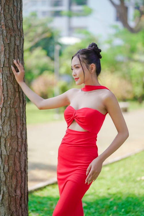 Darmowe zdjęcie z galerii z azjatka, czerwona sukienka, drzewo