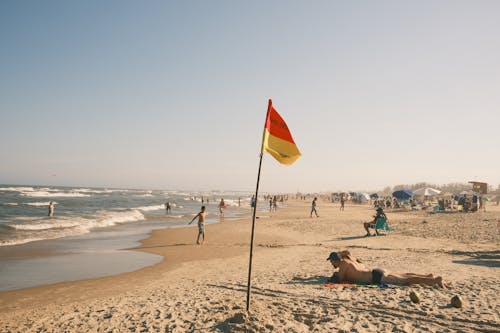 Darmowe zdjęcie z galerii z ludzie, morze, piasek
