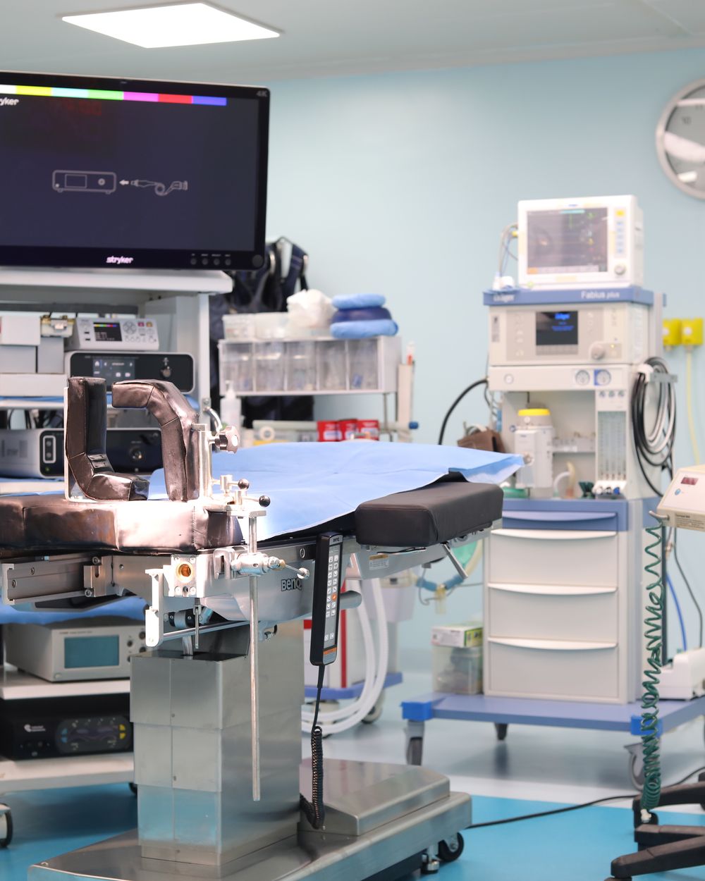 Inside a modular OT: seamless panels, pendants and an OT table