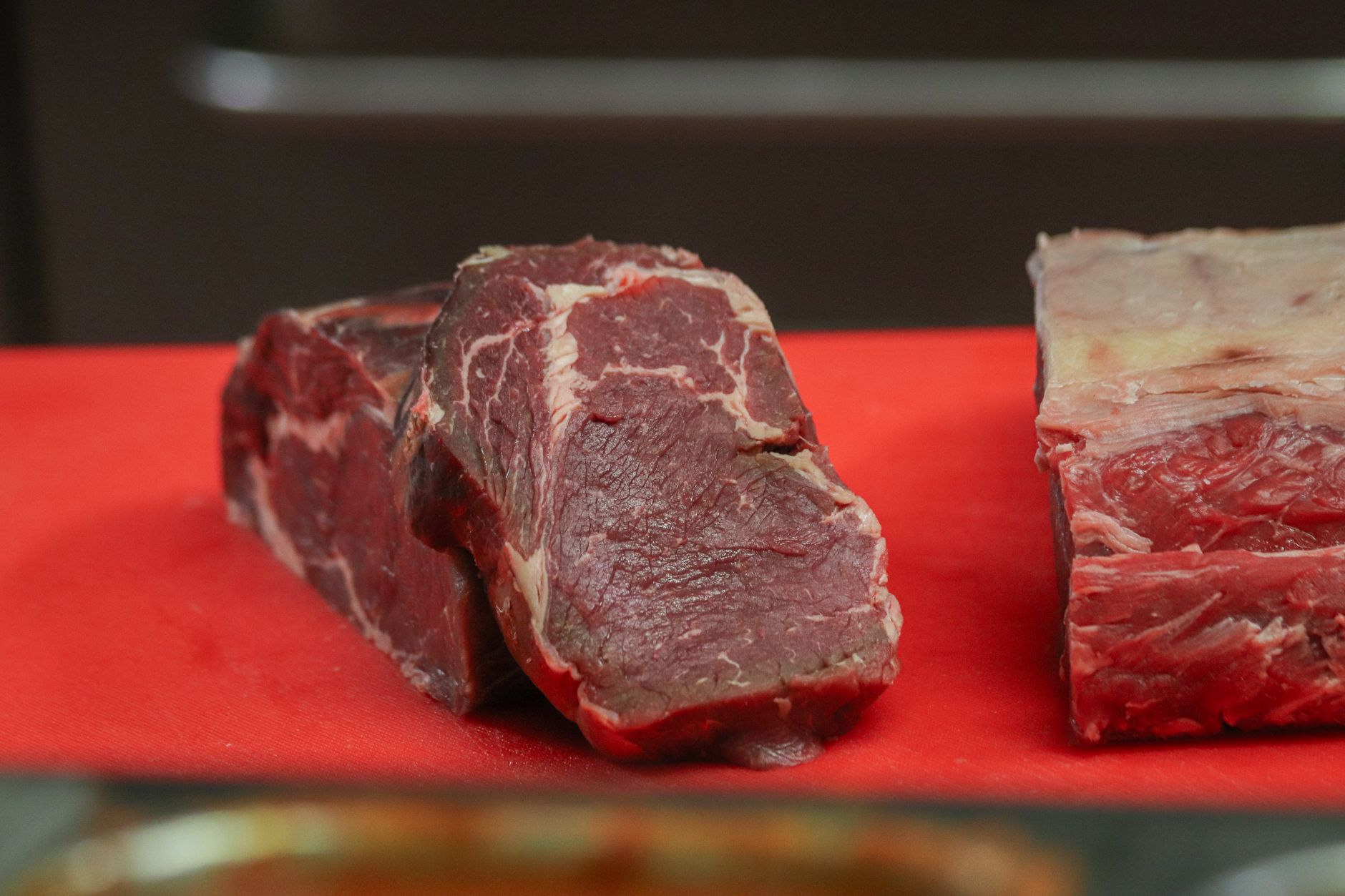 Carne a la parrilla Filete de carne cocinándose en una sartén