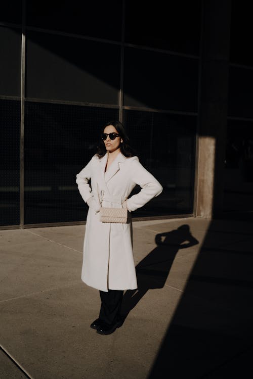 Foto profissional grátis de alforje, casaco branco, de pé