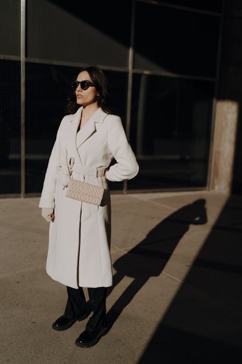 Foto profissional grátis de alforje, casaco branco, de pé