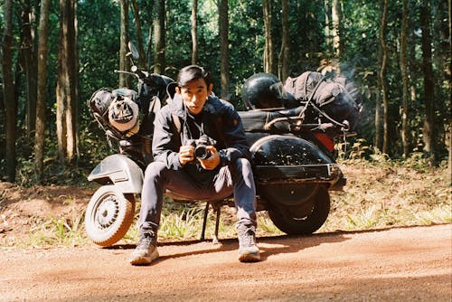 남자, 모터사이클, 비포장 도로의 무료 스톡 사진
