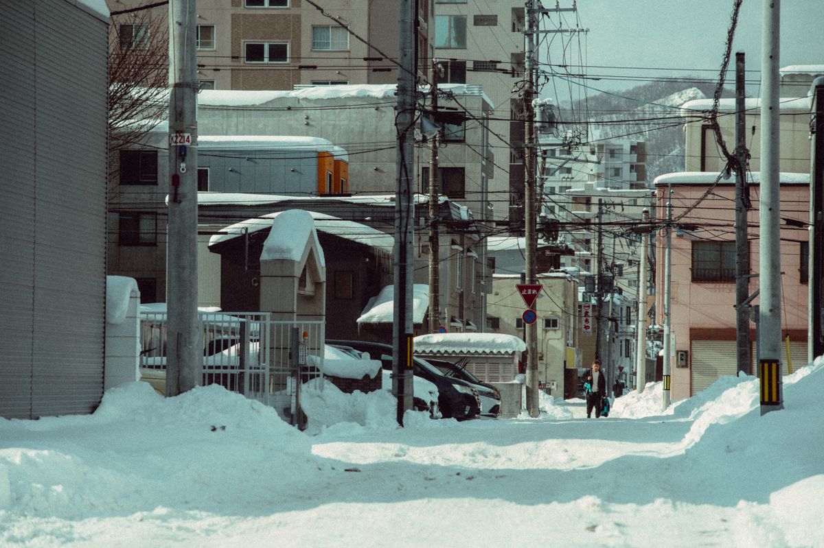 雪の積もった札幌の住宅街の道路（イメージ）