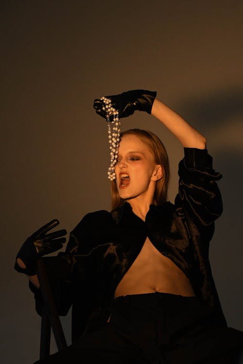 Darmowe zdjęcie z galerii z czarne ubranie, kobieta, model