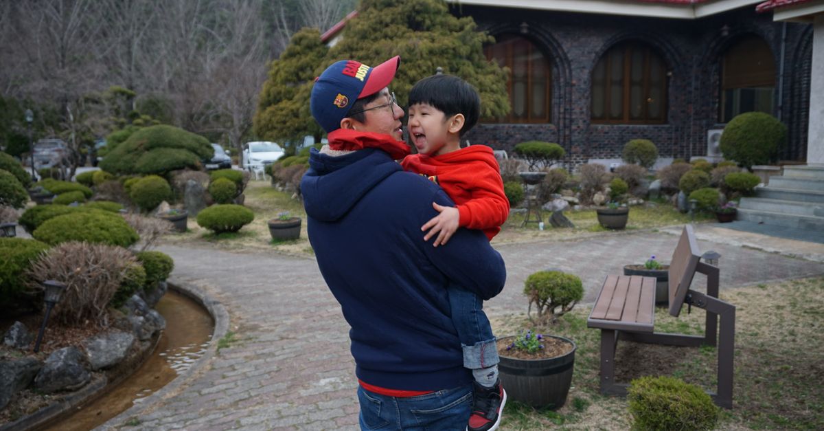 가을 정원을 함께 거니는 부자의 모습, 농촌여행 분위기