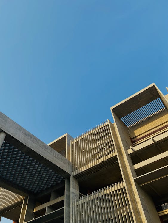 Foto profissional grátis de arquitetura brutalista, céu azul, céu de brigadeiro