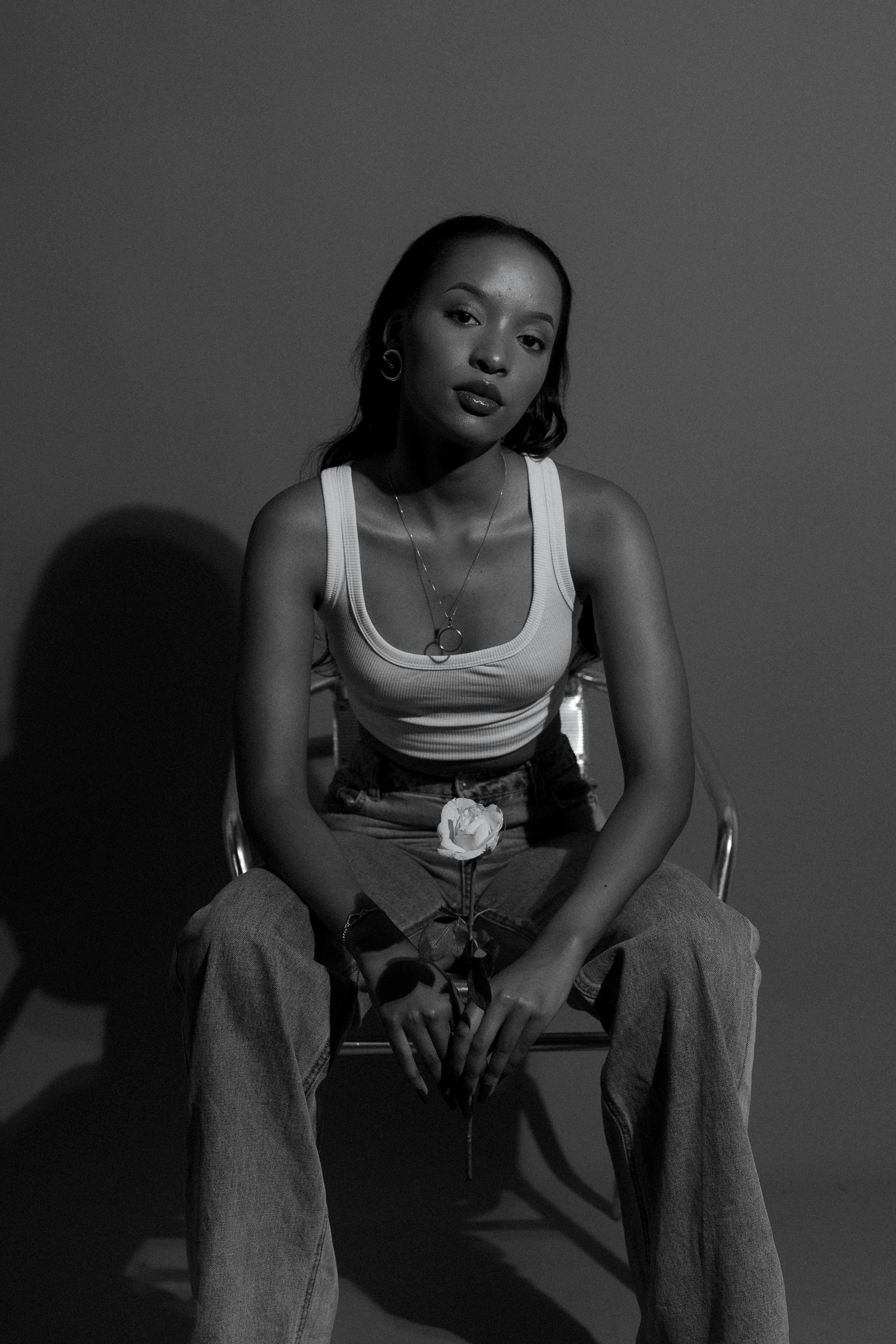 Bezpłatne Darmowe zdjęcie z galerii z atmosfera studia, b amp w, bezrękawnik Zdjęcie z galerii