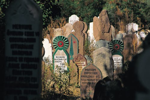 Foto profissional grátis de cemitério, islã, lápides