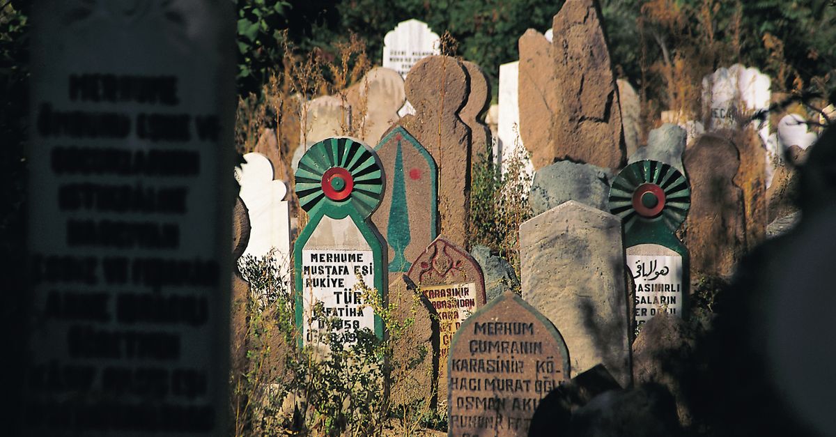 Rüyada Öldüğünü Görmek - Rüya Tabiri ve Anlamı - A view of traditional gravestones in a Muslim cemetery in Istanbul, Turkey.