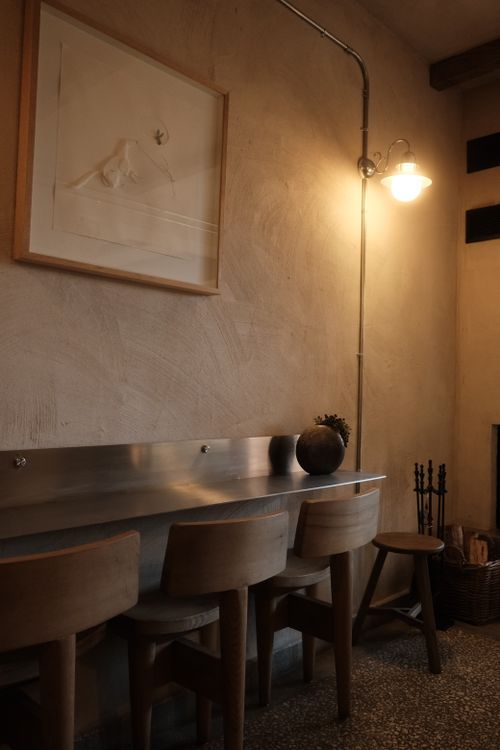 Free A cozy café interior featuring modern minimalist design and warm lighting. Stock Photo
