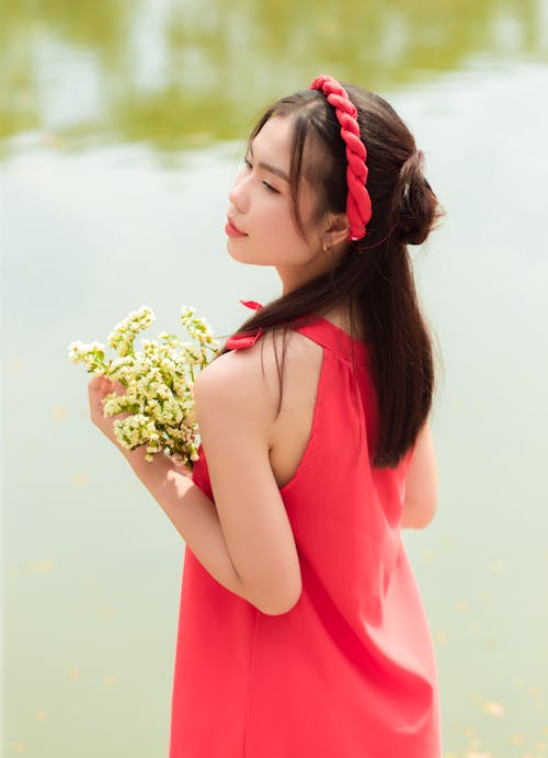 Kostnadsfri bild av asiatisk kvinna, blommor, håller