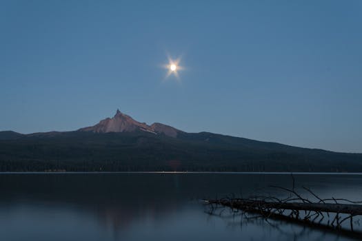 俄勒冈州宁静的山脉与湖泊在月光下显得格外静谧，黄昏的景色引人深思