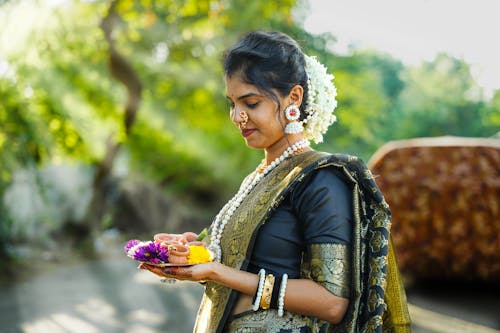 身着印度传统服饰的妇女