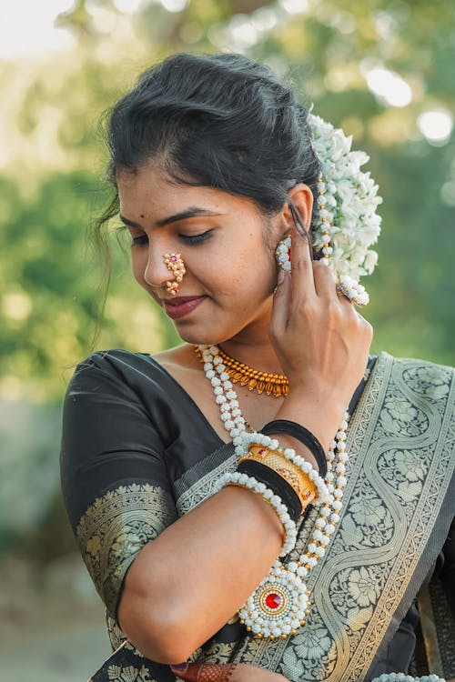 women in indian traditonal attire