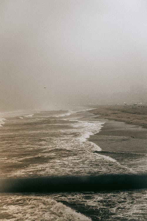 Foto profissional grátis de costa, garoa, mar