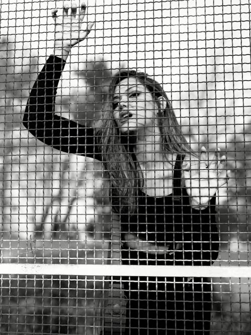 Бесплатное стоковое фото с вертикальный выстрел, женщина, забор