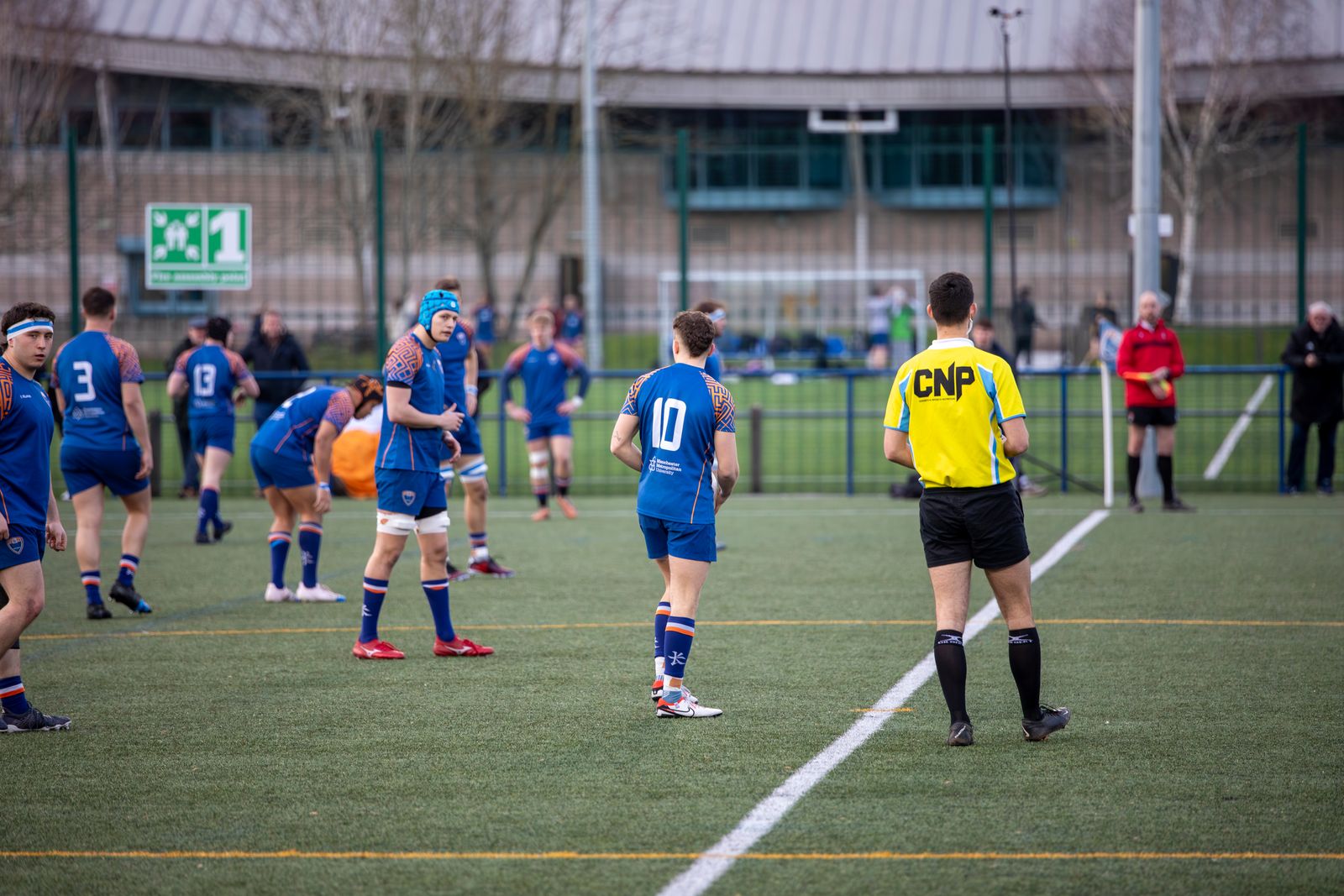 Joueuses de rugby féminin lors d'une mêlée dans un stade comble en plein match international