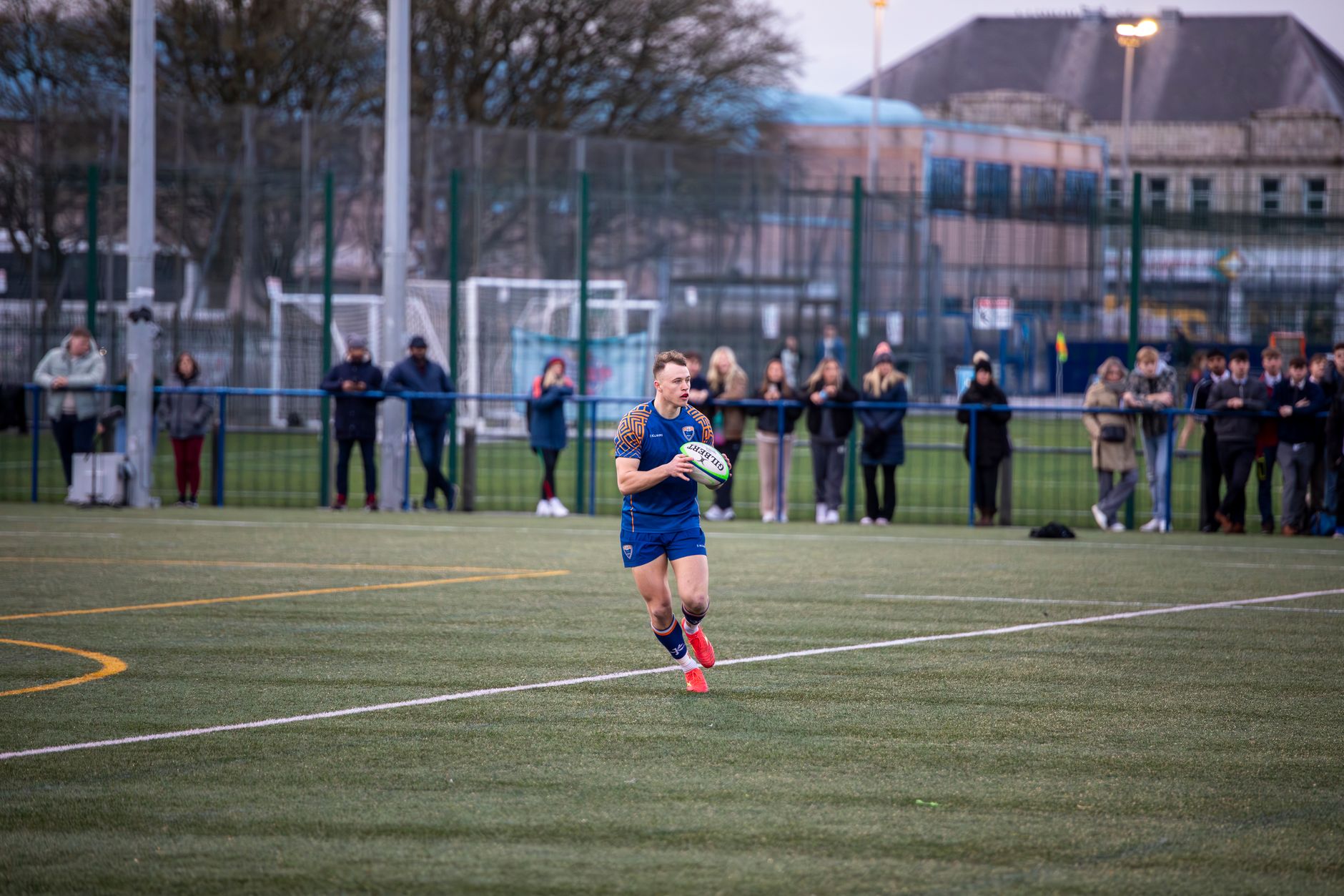 Rugby maçında topa koşan oyuncu