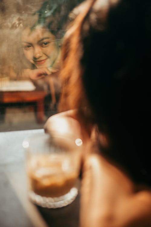 Darmowe zdjęcie z galerii z kobieta, odbicie, okna