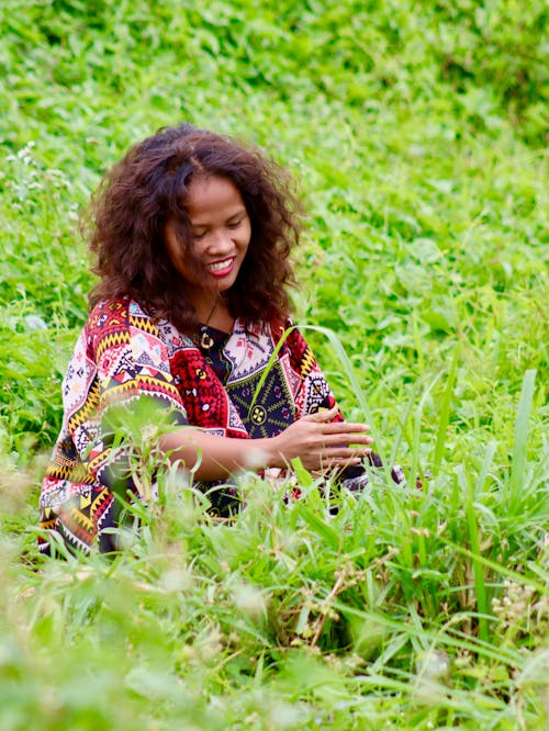 Free Smiling Woman Sitting in Grass Stock Photo