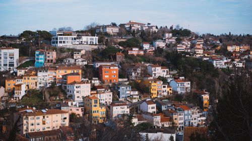 Free A vibrant hillside town with colorful houses and lush greenery, captured in daylight. Stock Photo