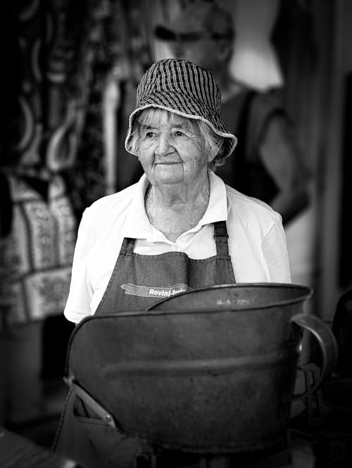 Kostnadsfri bild av äldre, förkläde, hatt