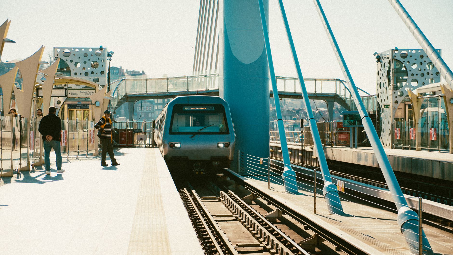 Mastering the World's Iconic Transit Routes: A Global Guide to Seamless Travel