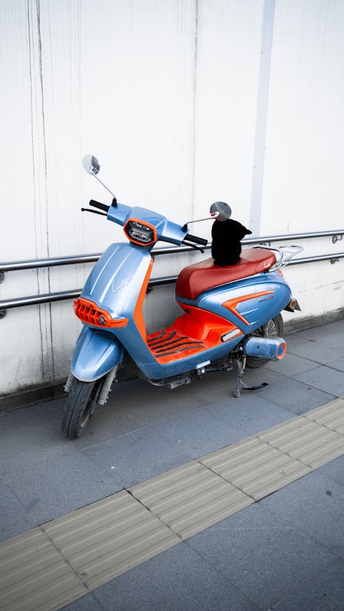 Kostnadsfri bild av blå, moped, parkerad