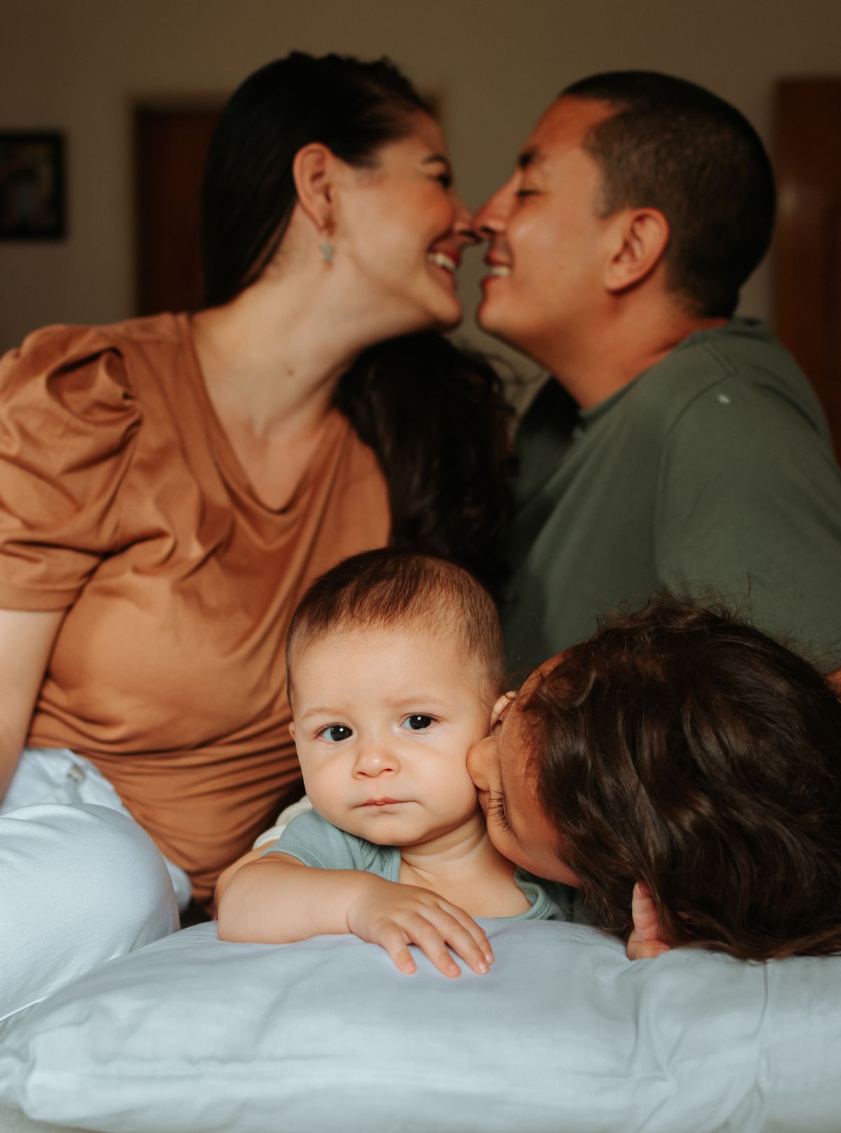 Família feliz com pais e filhos reunidos em casa
