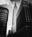 帝国大厦在纽约市摩天大楼中的黑白景观充满戏剧性