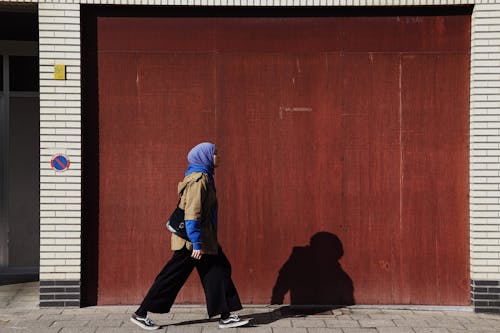 Ilmainen kuvapankkikuva tunnisteilla hijab, jalkakäytävä, jalkakäytävät