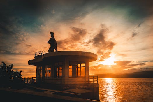 印度尼西亚东爪哇岛的水上建筑在日落时分呈现出戏剧性的轮廓