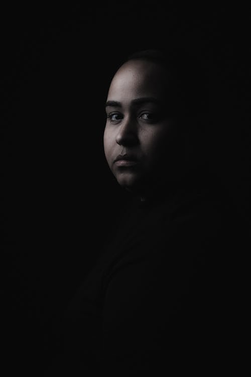 Foto profissional grátis de cara, escuridão, fundo preto