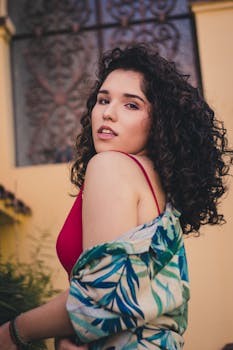 一位时尚女性身着充满活力的服装，在城市环境中自信地展现着她的风格