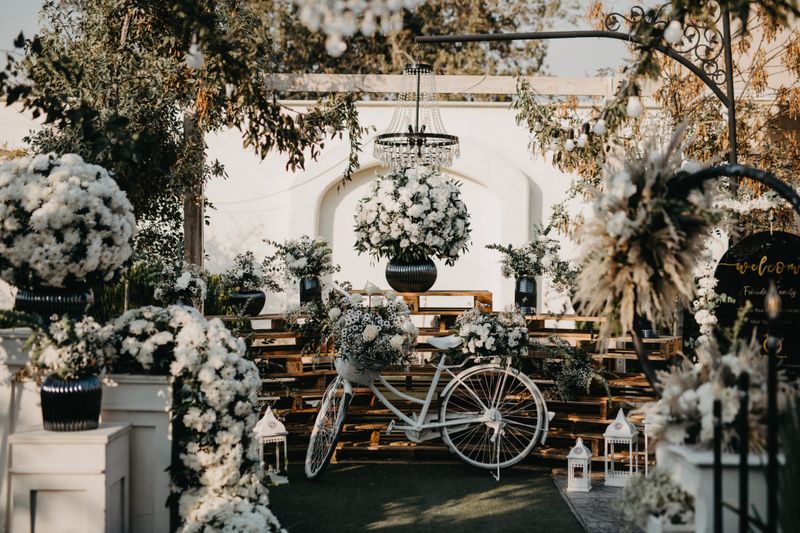 Ambiente de celebración con flores y luz cálida