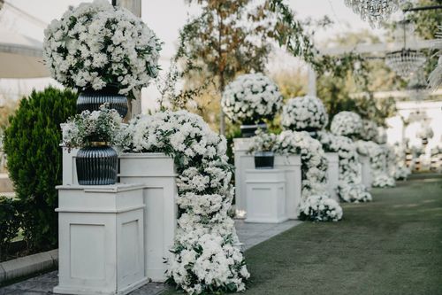 Free Beautiful white floral arrangements in an outdoor setting perfect for weddings. Stock Photo