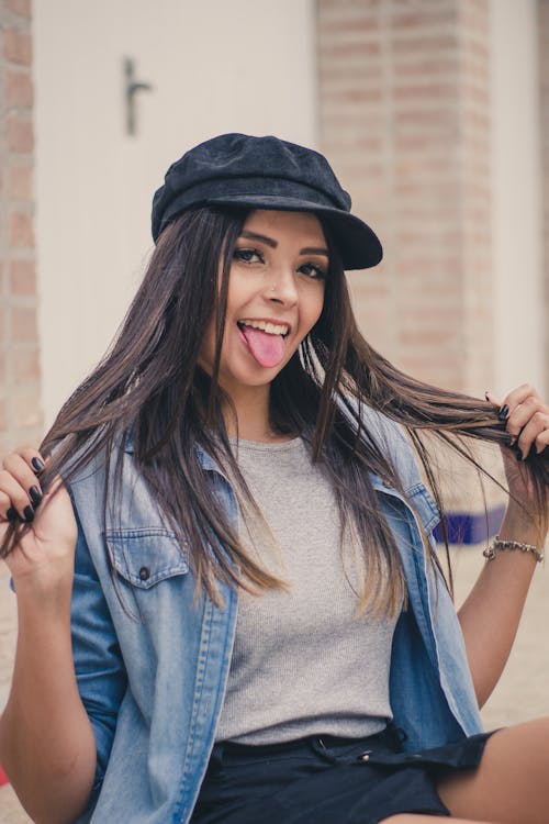 Mulher Com Chapéu Preto E Jaqueta Jeans Azul