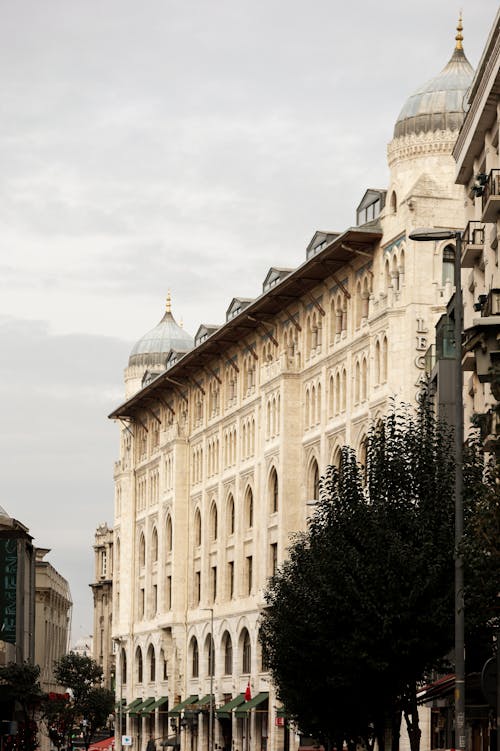 A street with many buildings and cars