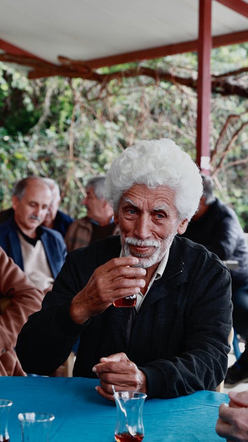 Základová fotografie zdarma na téma bar, blue table, důchodce