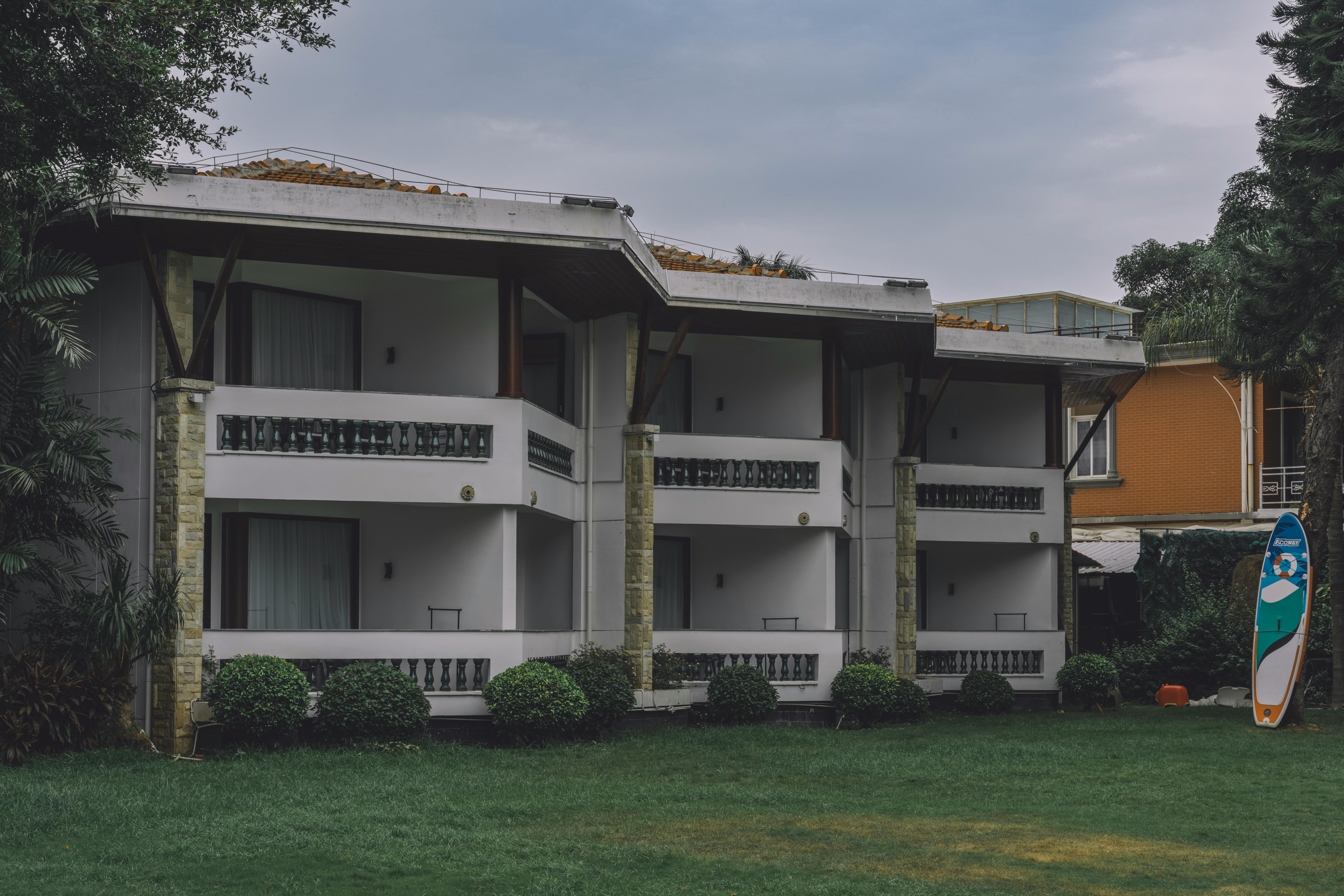 Prédio residencial moderno simbolizando a convivência e dinâmica de família, tema central de Modern Family