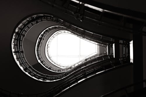 Kostenloses Stock Foto zu die glühbirne, schwarz und weiß, treppe
