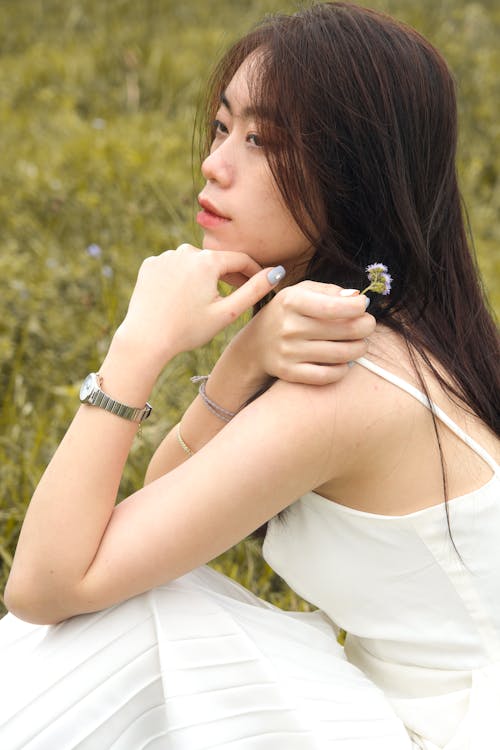 Asyalı kadın, Beyaz elbise, çayır içeren Ücretsiz stok fotoğraf