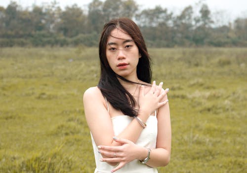 Asyalı kadın, ayakta, Beyaz elbise içeren Ücretsiz stok fotoğraf